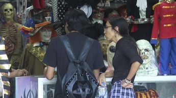 Jóvenes buscando comprar sus disfraces de Halloween | Telediario