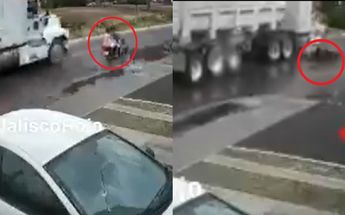 Momento en el que cae la familia hacia el tráiler / X  JALISCO ROJO OFICIAL @JaliscoRojo