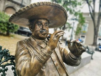 Estatua de "El Marmolejo afinando su trompeta" en el jardín de Santa Inés