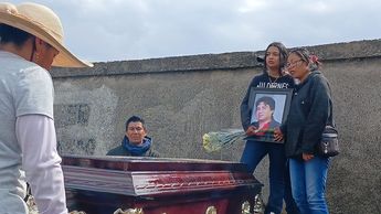 Este 1 de noviembre, familias de las víctimas en Xaloztoc han iniciado con los sepelios luego de la tragedia en Simec / Ana Vásquez