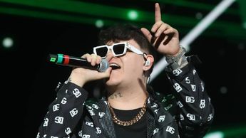 El anuncio del concierto de Junior H en Tijuana provocó la aparición de una narcomanta con amenazas del CJNG; el cantante no ha dado declaraciones.