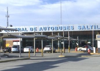 Algunos pasajeros intentaron ayudar a la mujer sin embargo ya nada pudieron hacer.