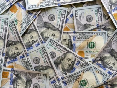 Diariamente, los bancos cierran a las 17:00 horas, por lo que el precio del dólar también cierra a esa hora | Freepik
