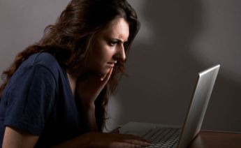 ¿Eres de los que no pueden dejar de stalkear a su ex en Facebook? La ciencia tiene la explicación