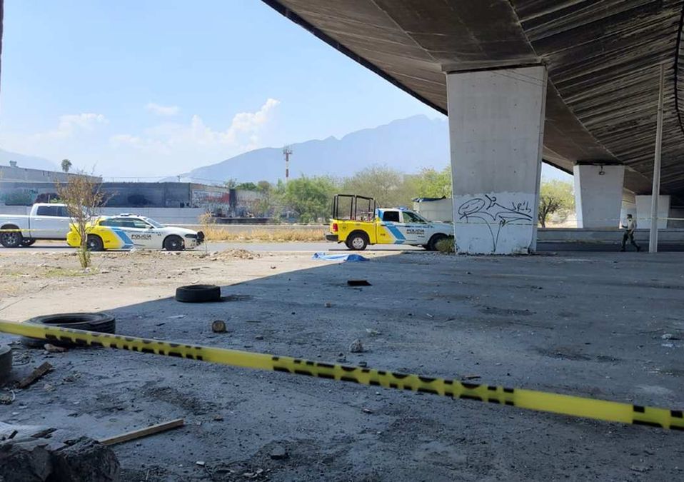 Hallan muerto a hombre bajo puente en Monterrey. | Agustín Martínez