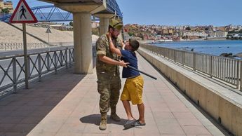 Acción humanitaria y militar: Un mando militar detuvo la repatriación de un niño que suplicaba ayuda. (Foto AP)