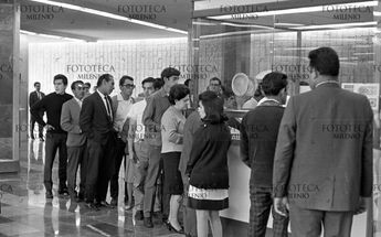 Usuarios comprando su boleto para el Metro / Fototeca Milenio