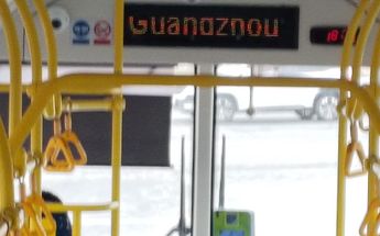 Y es que la pantalla electrónica dentro del camión reza la leyenda “Estación del tren de Guangzhou”. | Especial