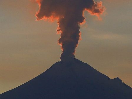 Así se observa un atardecer con vista hacia el Popocatépetl durante los primeros días de enero de 2025 / Agencia Es Imagen