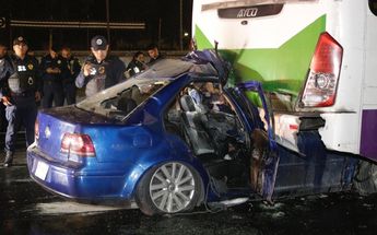 AUto choca contra camíón | Enrique Luna