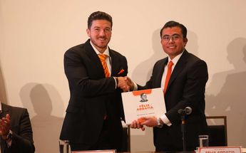 El gobernador Samuel García junto al alcalde de Juárez, Félix Arratia en su primer informe de gobierno. | Cortesía