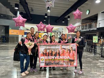 Las jóvenes atletas fueron recibidas por sus familiares en el Aeropuerto Internacional de Monterrey. | Cortesía