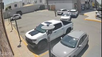 Torreón: Captan a hombre que chocó auto estacionado y huyó del lugar