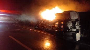 Bomberos de Arteaga acudieron para atender el fuego que consumió la unidad. | Cristian Montelongo