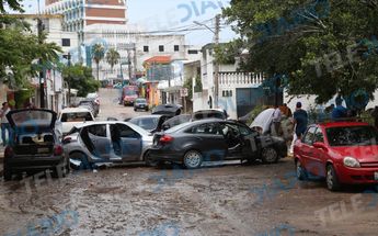 Corriente arrastra al menos 6 vehículos en Ciudad Madero / Yazmín Sánchez