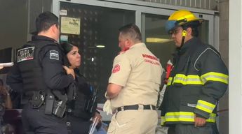 Policías y bomberos blindan la zona de urgencias | Juan Munguía