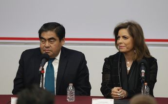 Olivia Salomón junto al ex gobernador Miguel Barbosa en un evento de gobierno / Agencia Enfoque