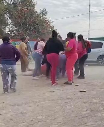 Madres de familia de un jardín de niños protagonizan acalorada riña fuera del plante. | Foto Especial.