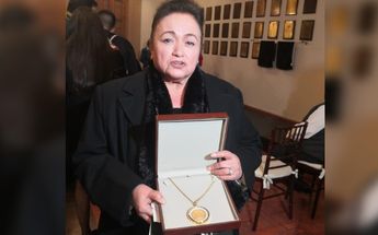 Conmovida hasta las lágrimas, la esposa del experimentado periodista, agradeció el cariño del público. / Alexandra Amao