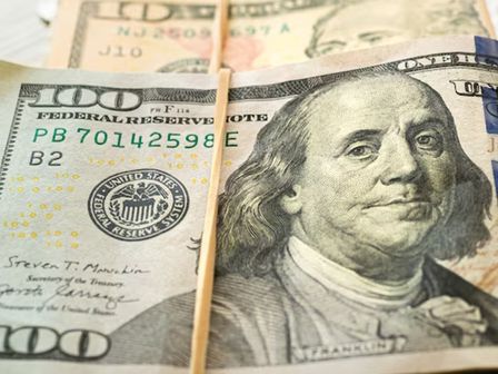 Investing y Banxico dan el precio del dólar diariamente | Freepik