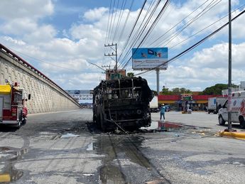 Cuerpos de rescate acudieron al sitio para sofocar el fuego. | Frida Rodríguez