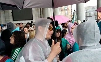 Gente se resguarda de las lluvias antes del Grito de Independencia / Fanny Miranda