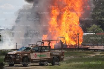 Personal de Pemex atiende la explosión en el gasoducto / Alfredo Fernández