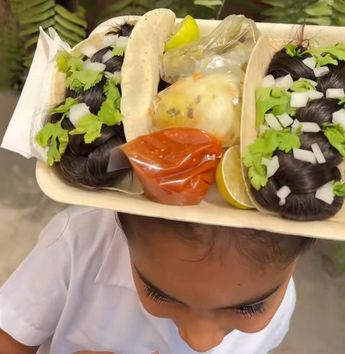 Peinado loco de tacos, con todo y salsa.