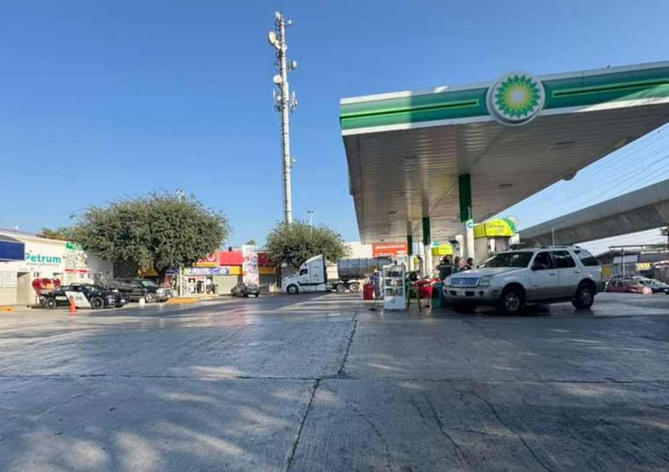 El empleado de la gasolinera entregó 5 mil pesos a los dos hombres quienes al tener el dinero huyeron del lugar. | Fabricio Gallegos