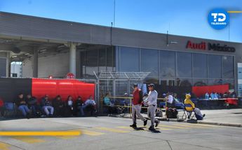 Trabajadores de Audi en Puebla se instalaron a las afueras de la planta tras estallar la huelga / Melanie Torres