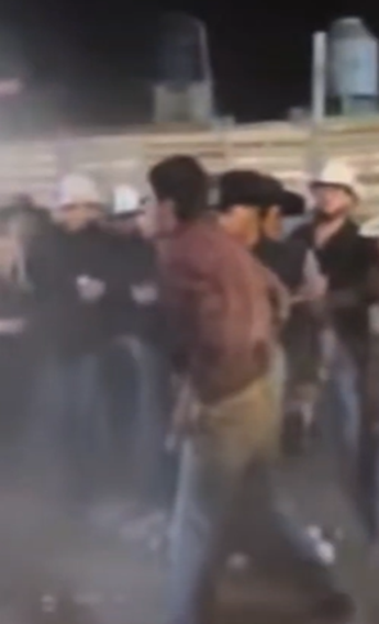 El festejo transcurría con normalidad cuando un grupo de jóvenes comenzó con una discusión.