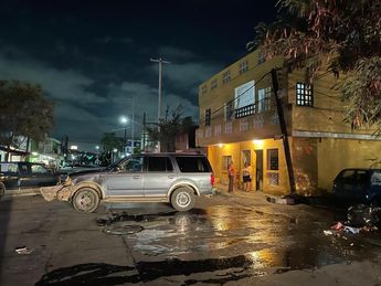 Una conductora chocó contra un poste y abandonó su camioneta. | Leyda Estrada