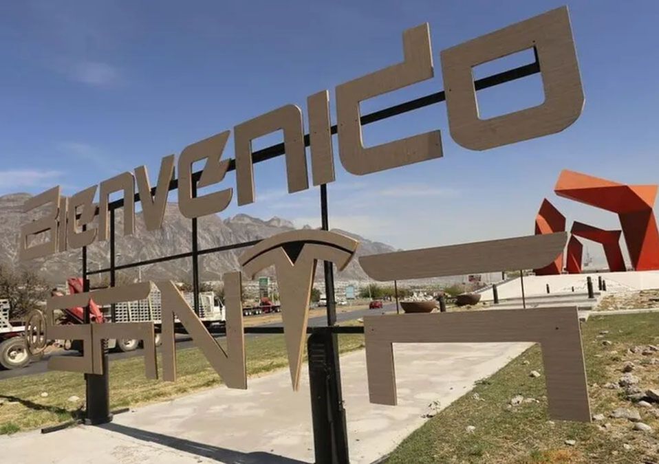 Municipio instala nombre de Santa Catarina con tipografía de Tesla