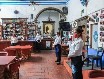 Meseros en San Miguel de Allende se capacitan frente al coronavirus