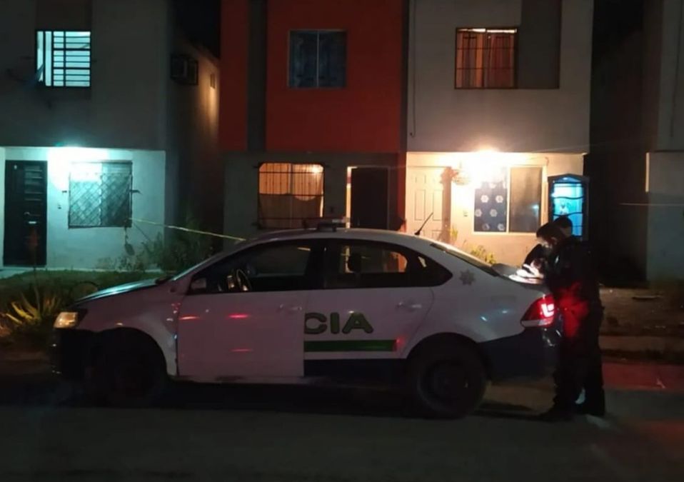 Vecinos reportaron malos olores en un domicilio de la calle Narciso. / Israel Santacruz