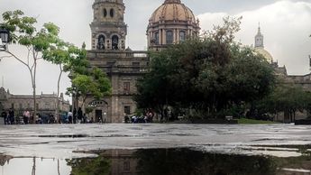 Las lluvias se mantienen como una constante en Guadalajara. | @cesarperspective vía IG.