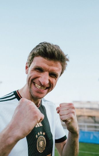 Thomas Müller posando con el uniforme de la Selección Alemana / Twitter @DFB_Team