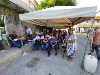 Los primeros en la fila pudieron sentarse en sillas habilitadas afuera del banco. | Pamela Villanueva