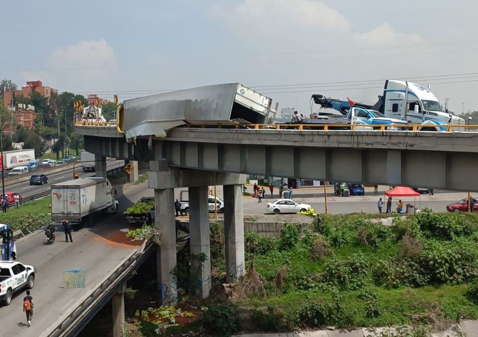Tráiler volcado en Circuito Interior Mexiquense/ Cortesía