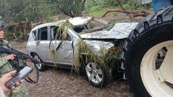 Autoridades municipales y estatales en el rescate de vehículos afectados | Juan Carlos Munguía