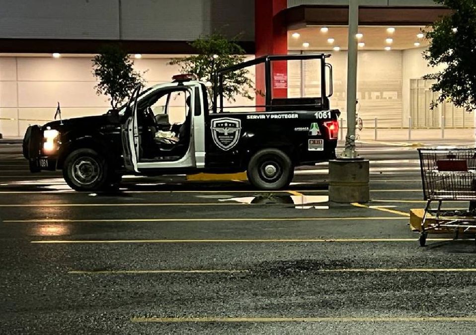Atacan a balazos a dos policías de Apodaca en estacionamiento de supermercado. | Mayte Villasana