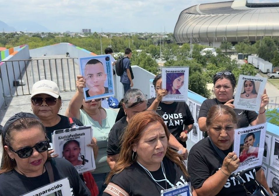 Con una protesta pacífica frente a una de las sedes mundialistas, madres buscadoras hicieron un llamado a visitantes nacionales y extranjeros.| Especi