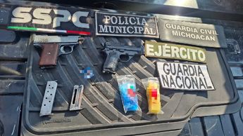 Los detenidos fueron puestos a disposición del Ministerio Público, junto con un arma de fuego y una réplica aseguradas en el lugar | Foto: E.Guzmán