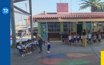 Niños toman clases en el patio por falta de luz en Monterrey | Francisco Zúñiga