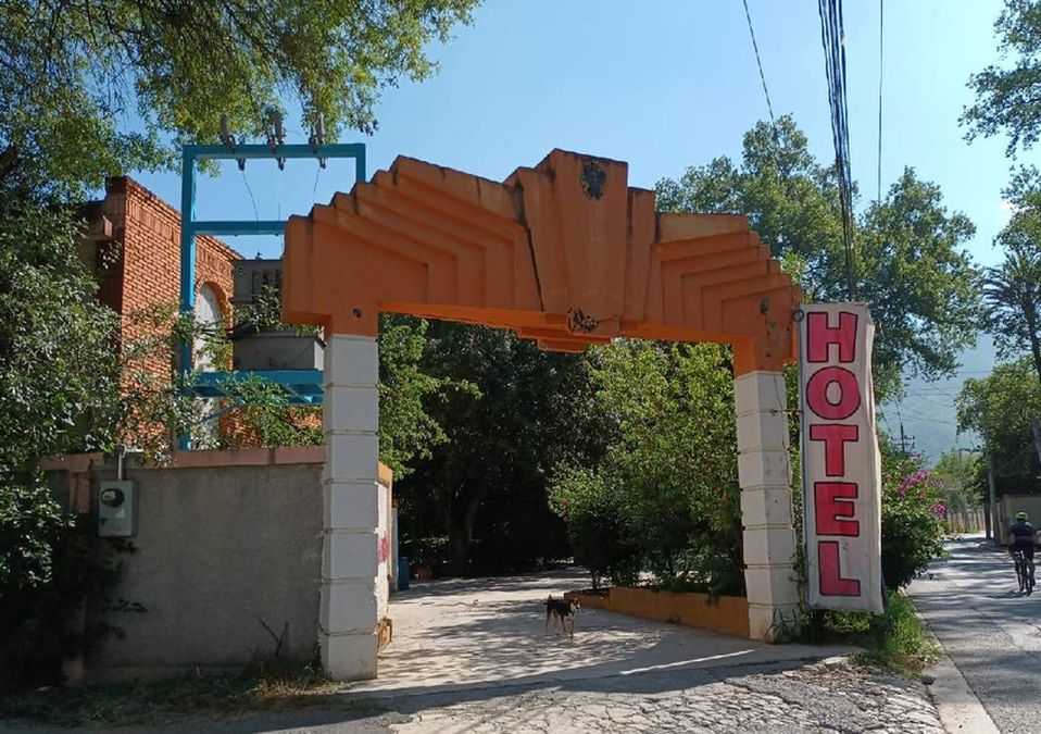 Delincuentes amagan a empleada y roban en motel en la colonia Los Cristales. | Erik Rocha