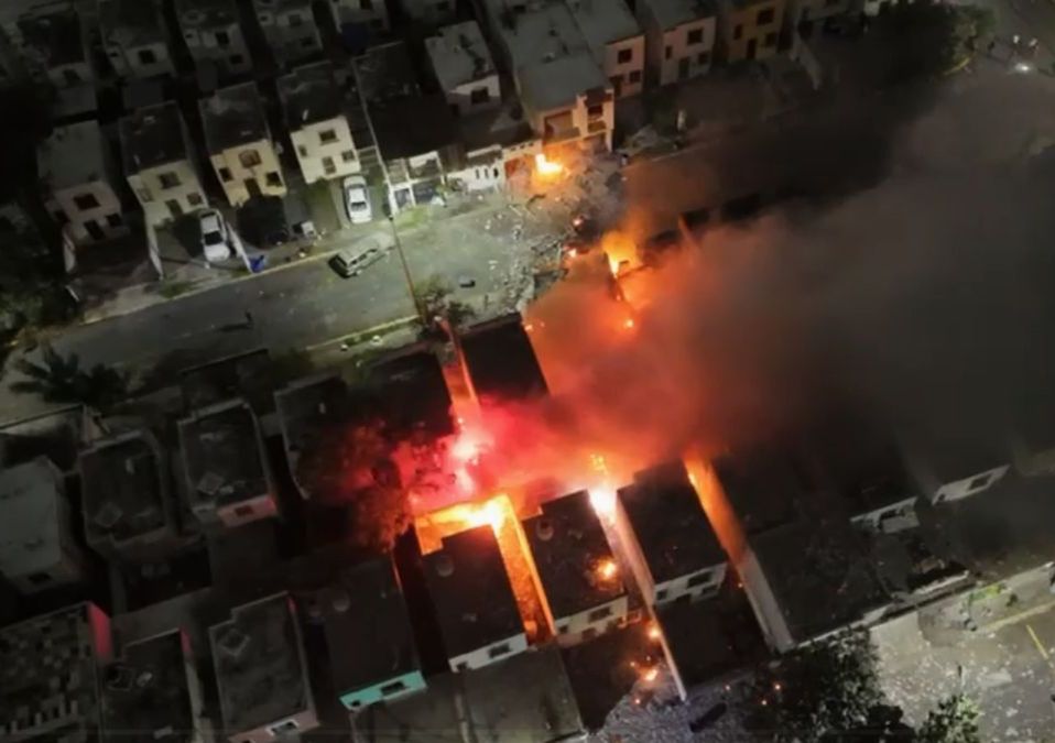 Explosiones por pirotecnia dentro de una casa en Pesquería desataron un incendio que obligó a un amplio despliegue de autoridades.| PCNL