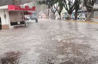 Se registraron inundaciones en diferentes puntos de Ecatepec por fuertes lluvias acompañadas de granizo. | Juan Camacho