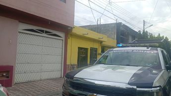 Personal de la Cruz Roja acudió al domicilio de la colonia Lucio Blanco para brindar atención. | Cristian Montelongo