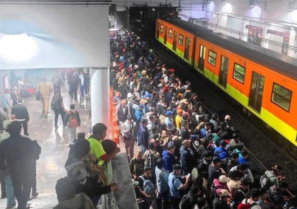 Personal del Metro CdMx trabaja en la zona de catenaria de la Línea A del Metro capitalino | X: @Dief3