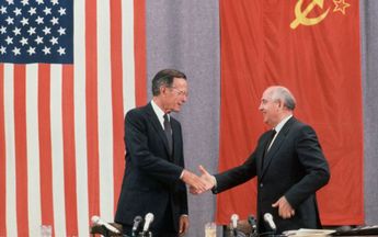 Los presidentes Bush y Gorbachov se dan la mano al final de una conferencia de prensa sobre la cumbre de paz en Moscú en julio de 1991. | Archivo